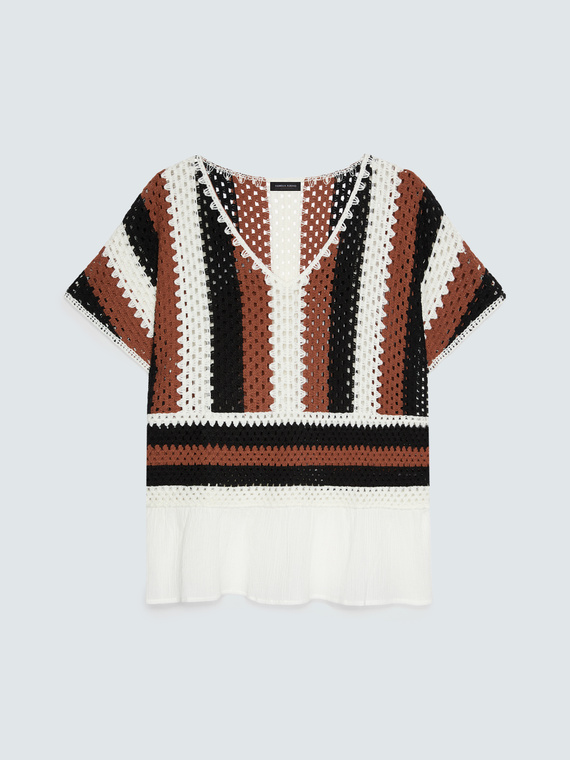 Gestreifter Strickpullover mit Lochmuster