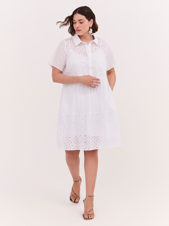 L&auml;cheln Sie das R&uuml;schenkleid in Sangallo