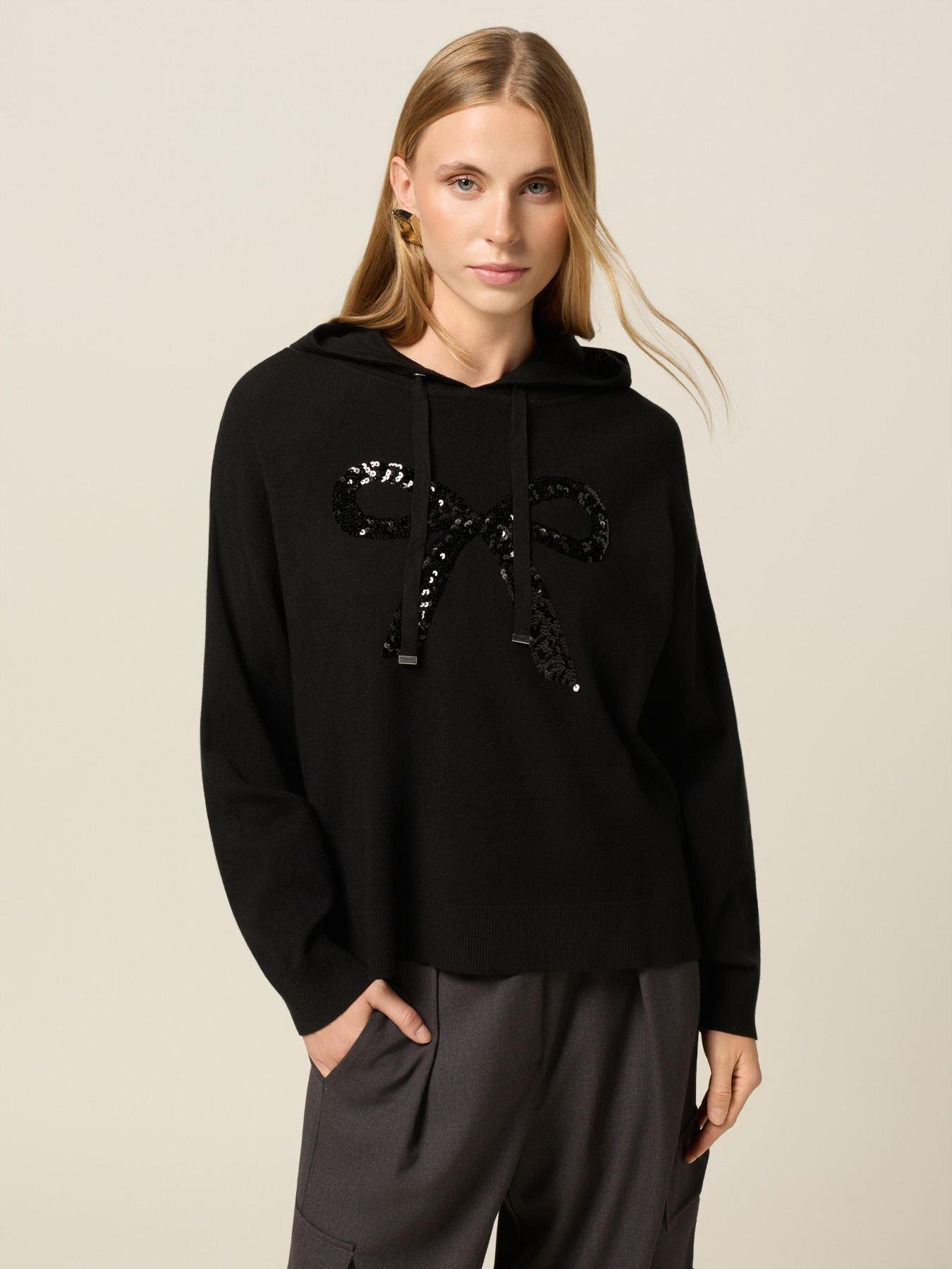 Maglia con cappuccio e paillettes image number 0