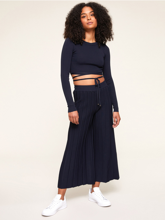 Short sweater with waist ties
