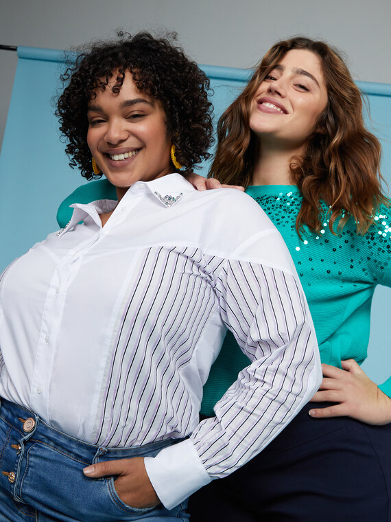 Hemdbluse mit gestreiften Einsätzen und Strassapplikation auf dem Kragen