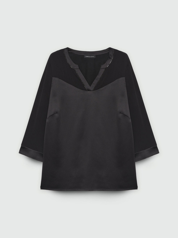 T-shirt bimaterica con scollo a V