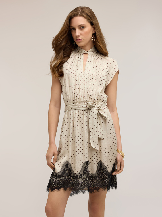 Rochie din satin cu buline și dantelă
