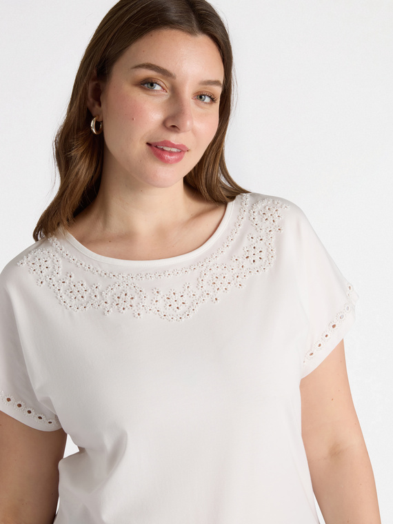 T-Shirt mit Stickerei