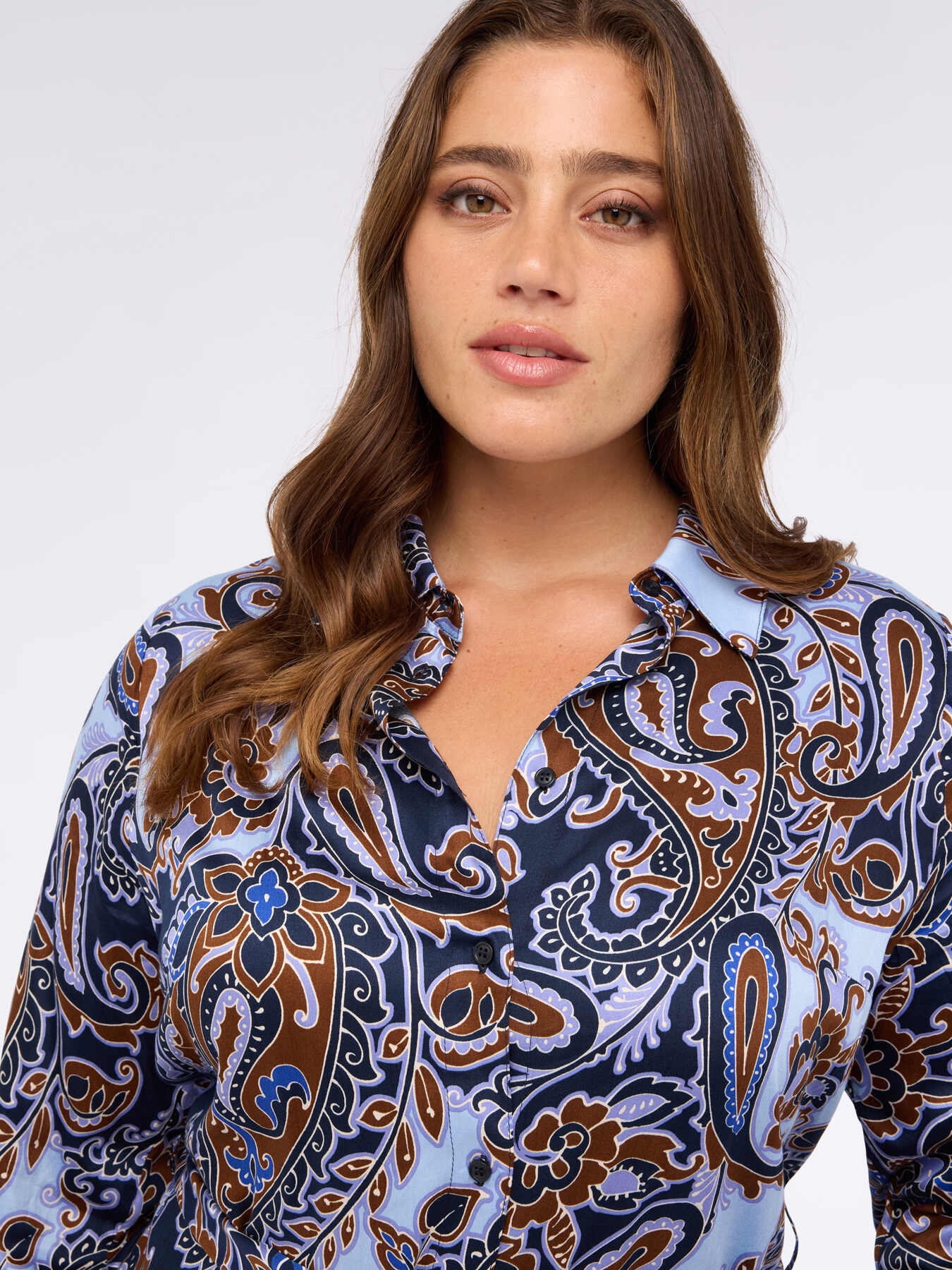 Short viscose blouse with paisley print image number 3