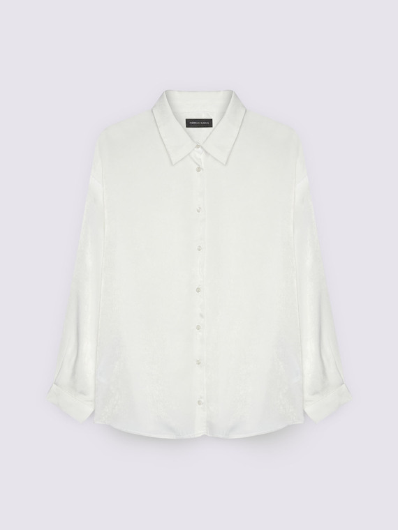 Camicia in raso dalla linea morbida e confortevole