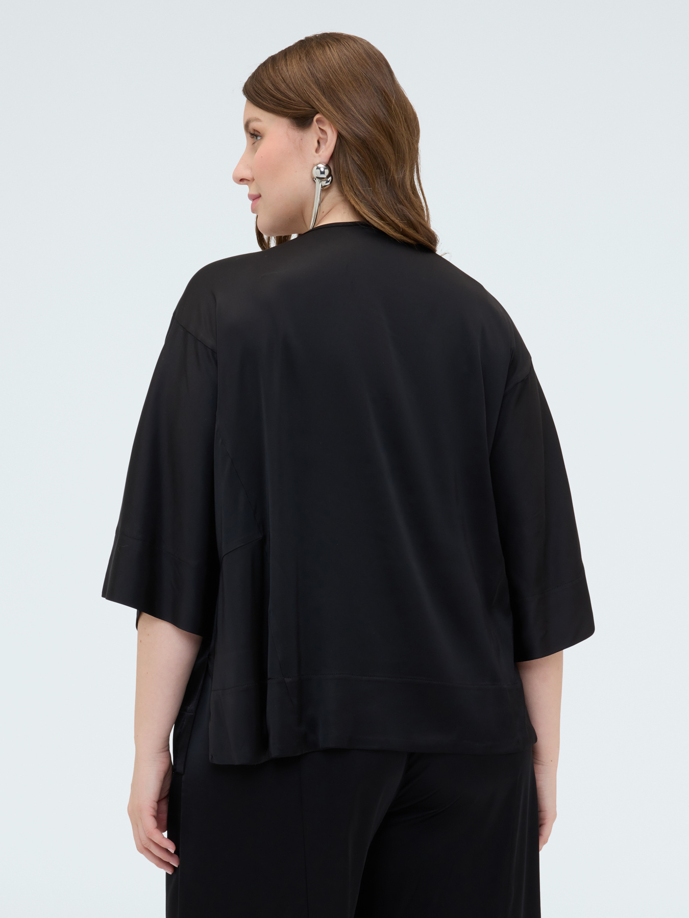 Blusa in raso con scollo a barchetta image number 1