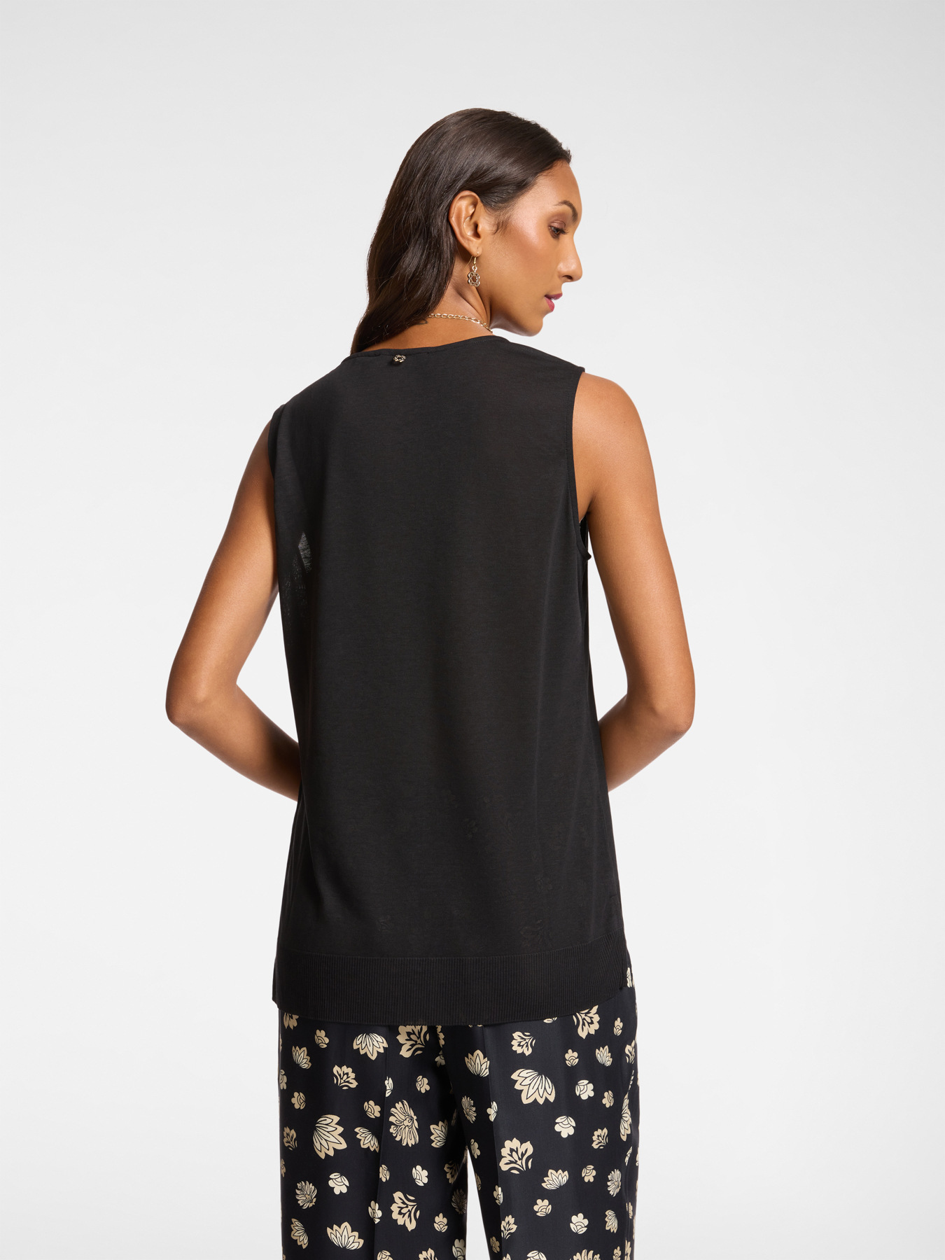 Top with ribbed edges image number 1
