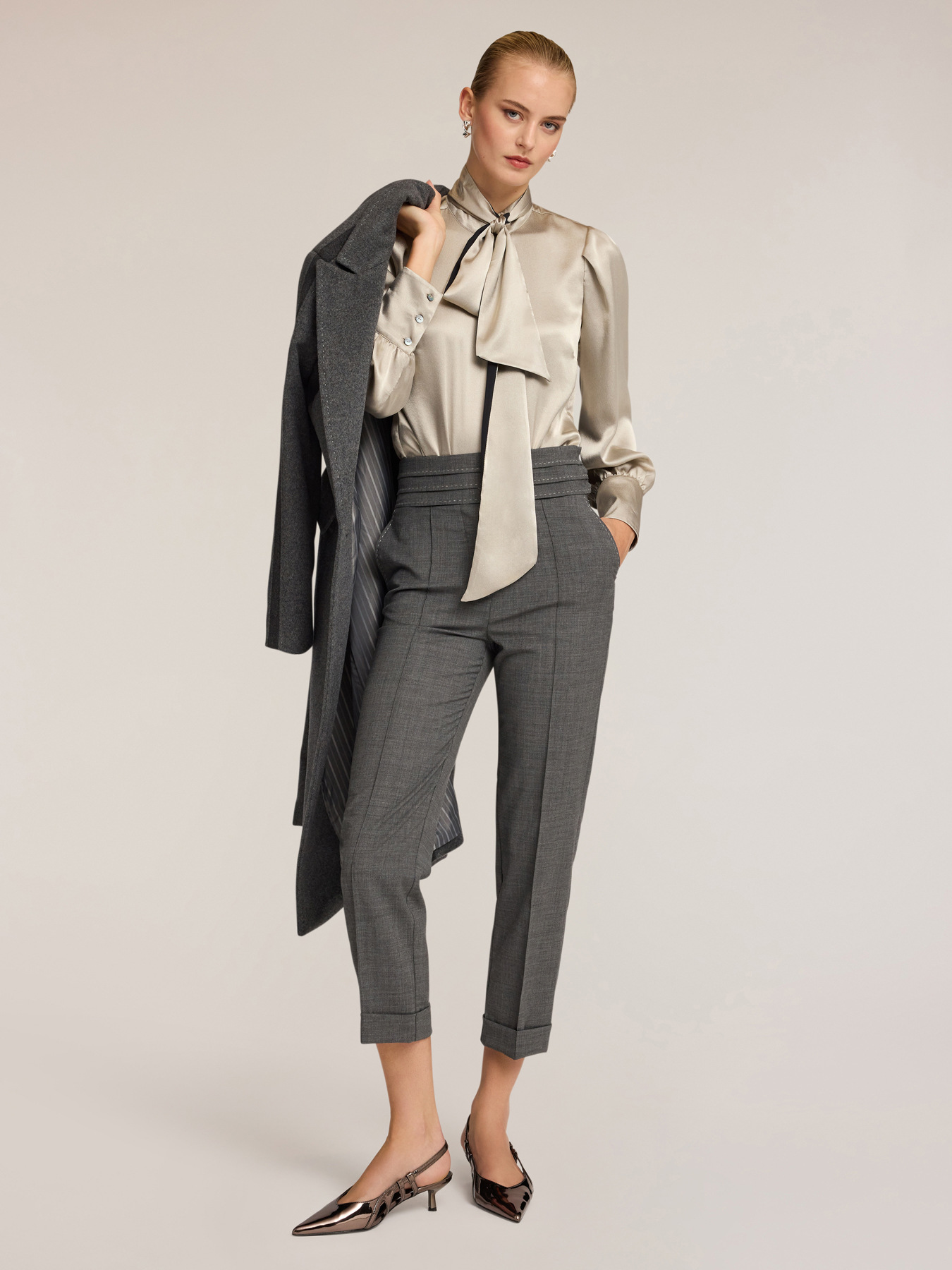 Bodybluse aus Satin mit Schleife am Hals image number 3