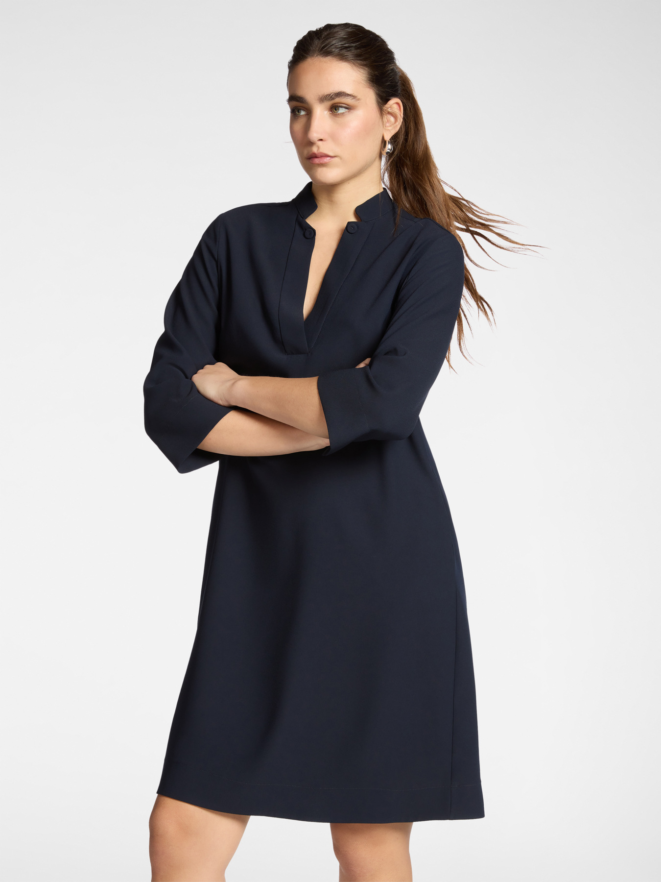 Kleid aus Enver-Satin mit V-Ausschnitt image number 2