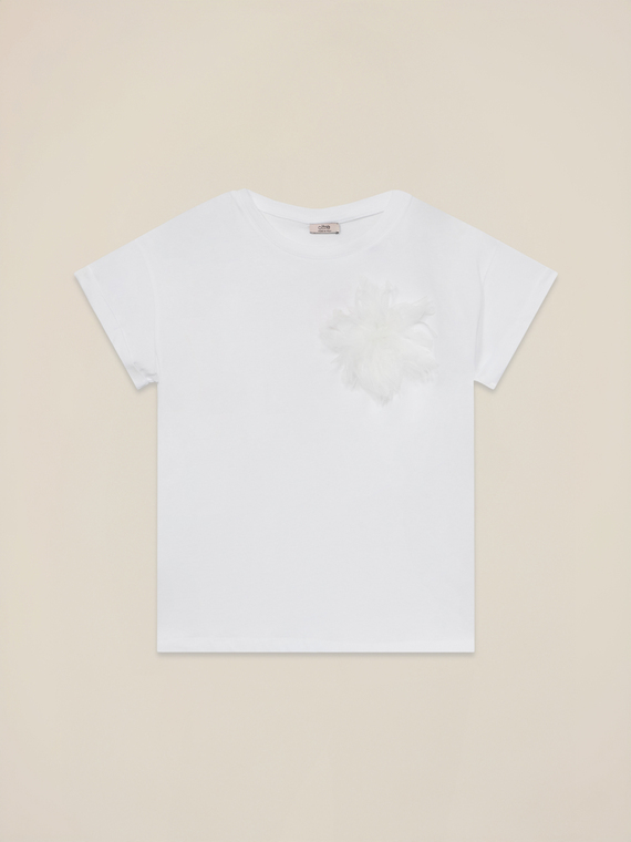 T-Shirt mit Blumenbrosche