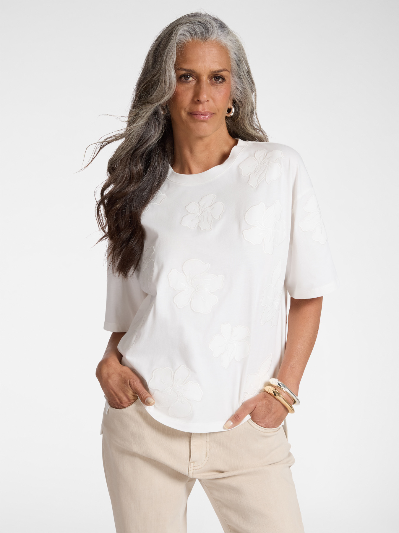 T-shirt ricamata image number 2