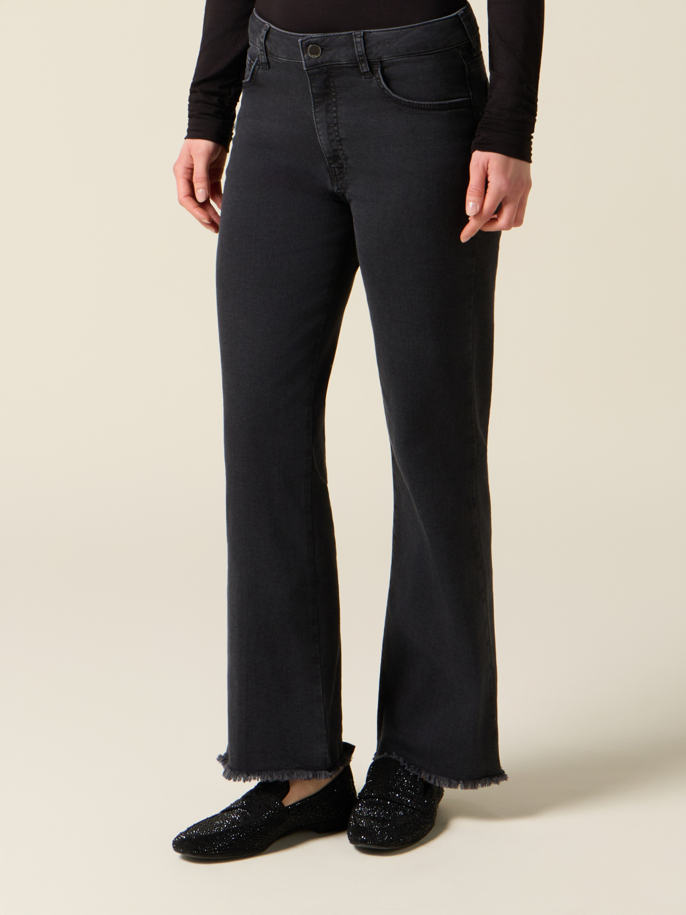 Jeans flare neri con orlo sfrangiato image number 3