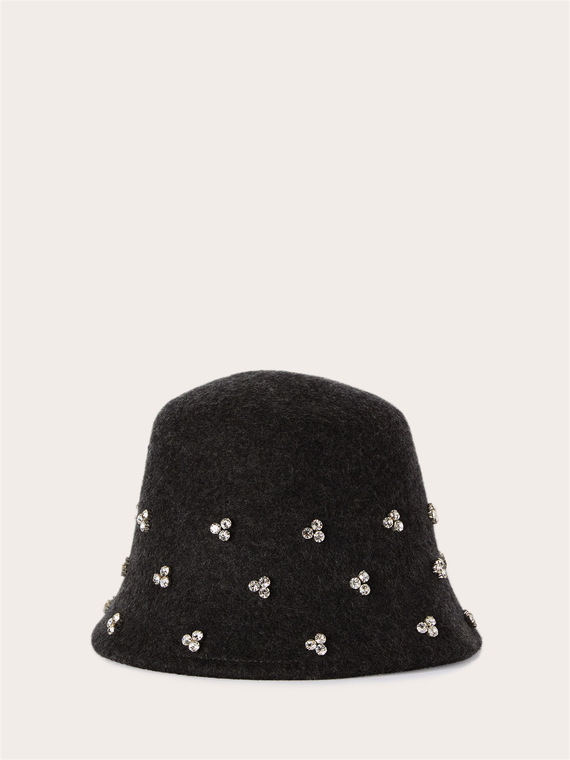 Cloche hat in wool with crystals