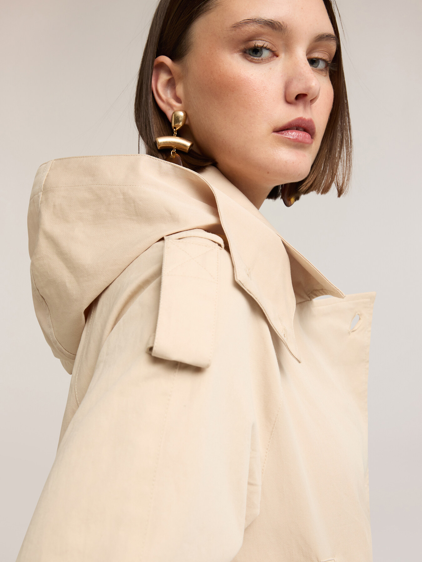 Short trench coat in mixed cotton gabardine image number 2