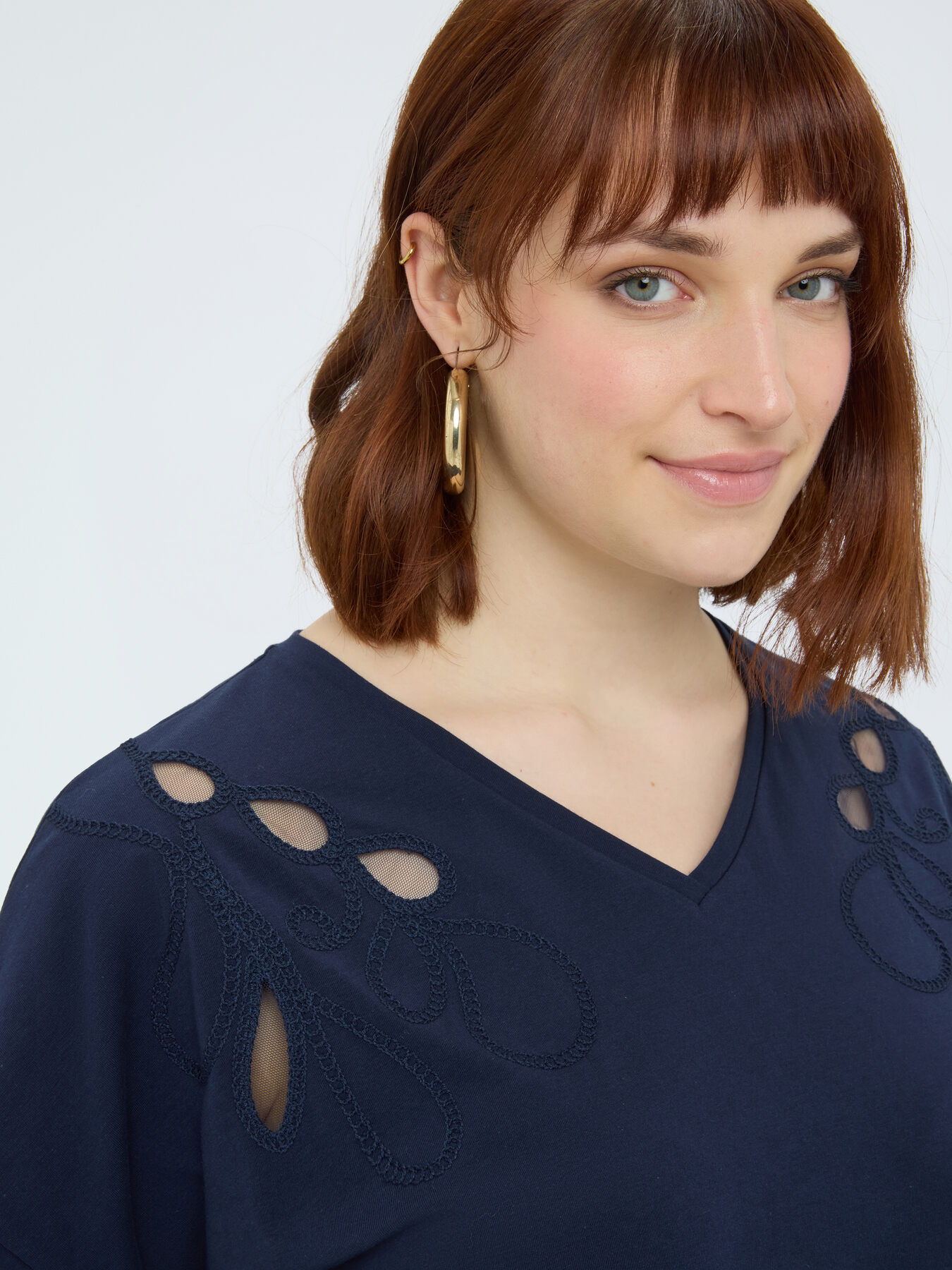 T-shirt in cotone con ricami e cut out image number 3