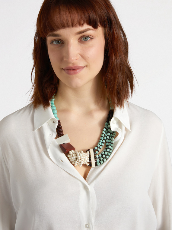 Collier avec des perles en bois coloré