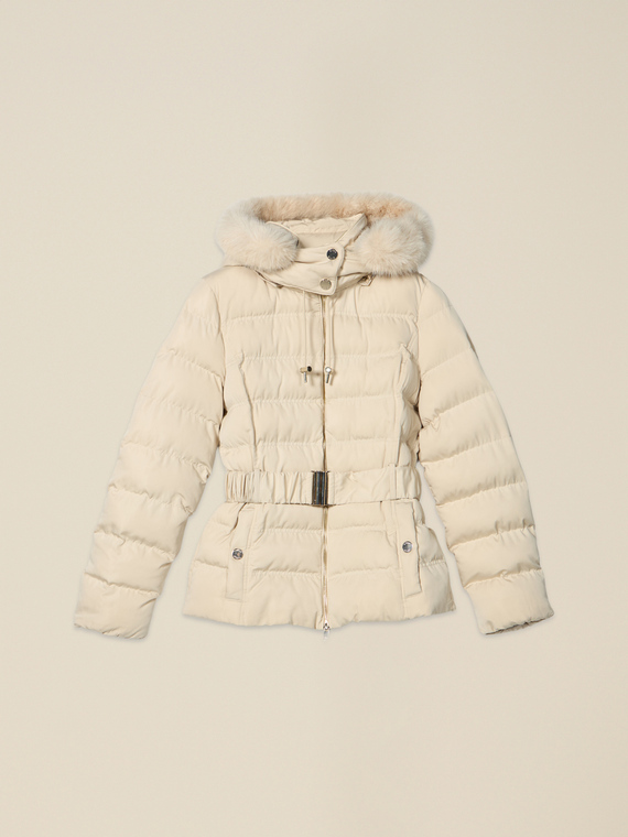 Piumino con cappuccio e cintura in vita