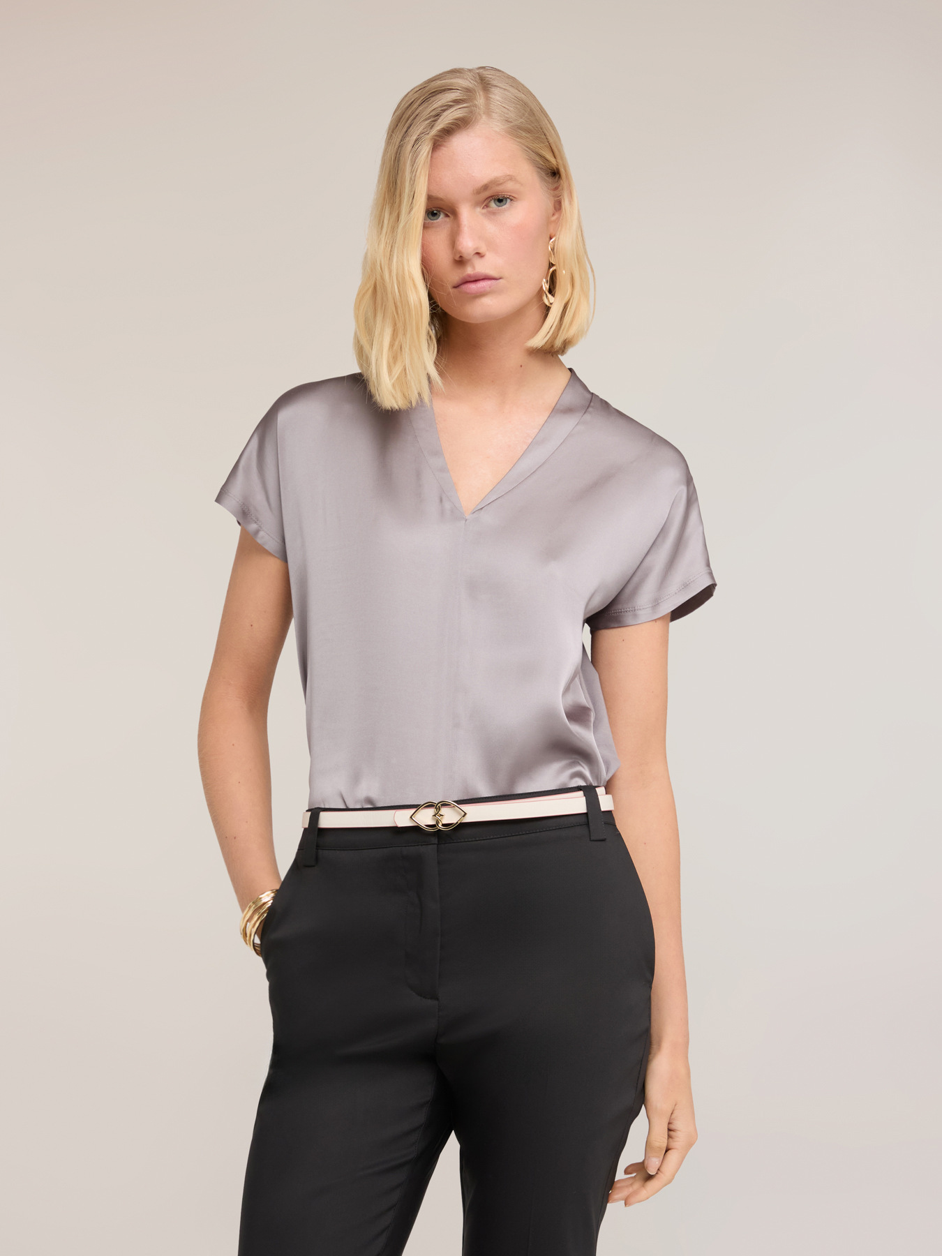 Zweistoffiges T-Shirt mit V-Ausschnitt image number 0