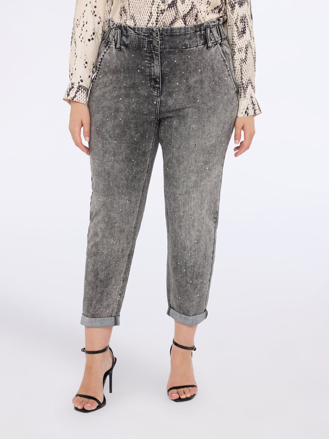 Balloon jeans with used effect and luminous appliqués image number 2