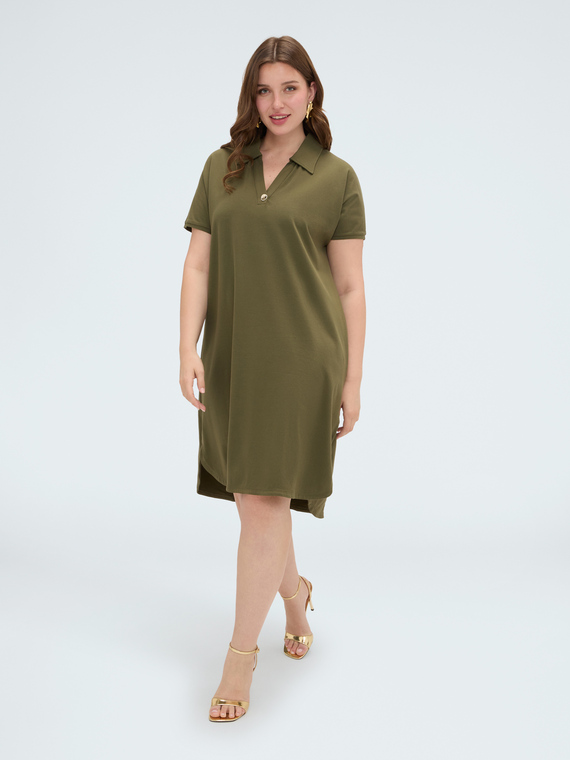 Kleid mit Polokragen und Schmuckknopf