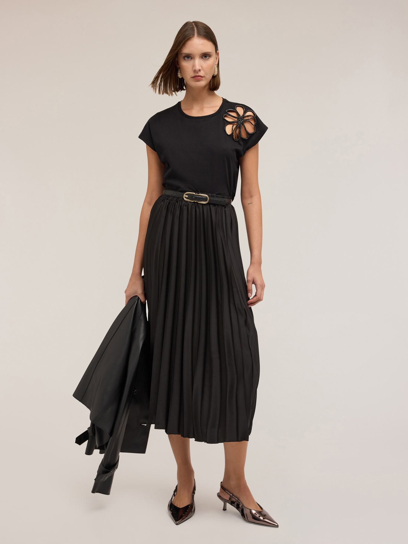 T-Shirt mit floralem Cut-out image number 2