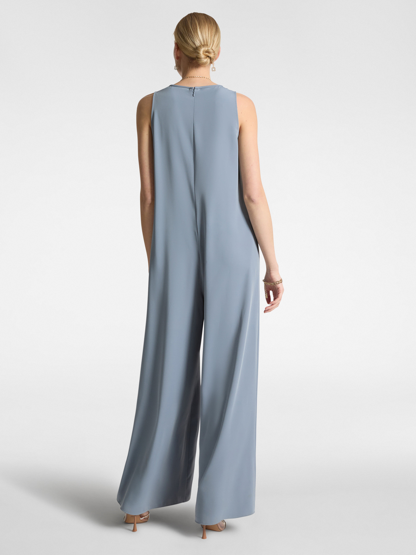 Ensemble élégant avec combinaison et cape image number 1