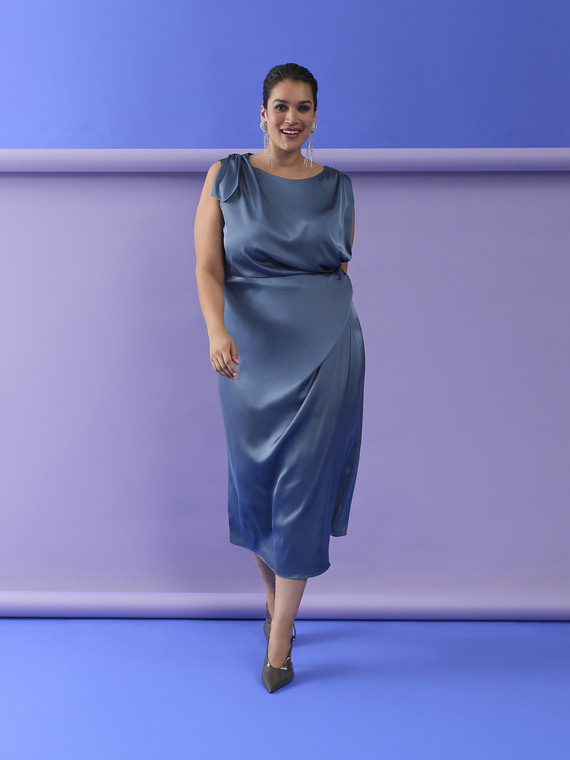 Kleid aus Satin mit Drapierung