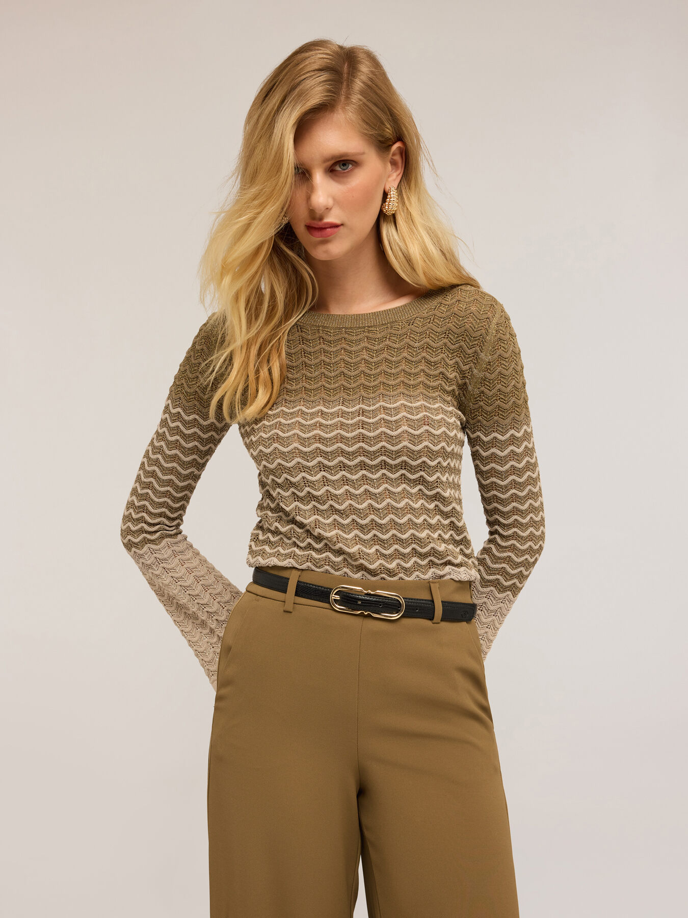 Chevron pattern sweater with gradient effect image number 2