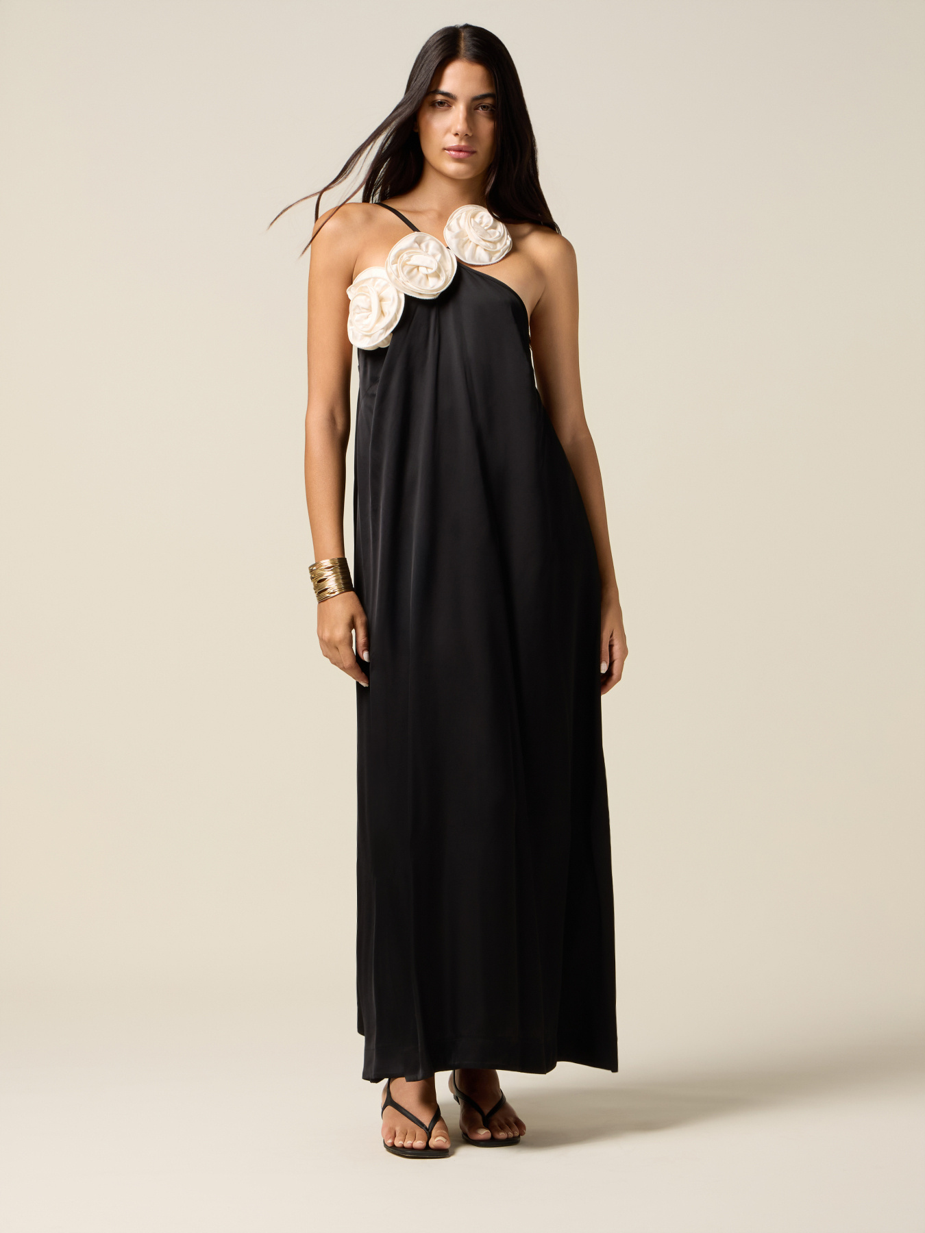 Langes Satinkleid mit aufgenähten Rosen image number 0
