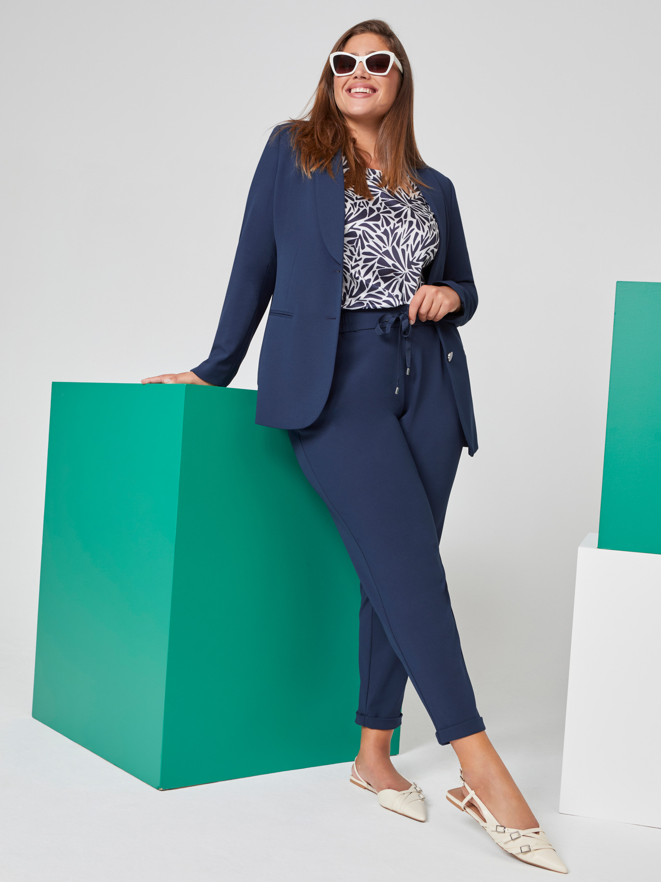 Joggers in tessuto stretch con coulisse image number 4