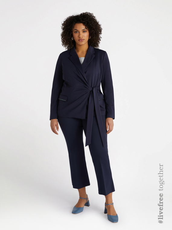 Blazer mit seitlichem Verschluss und Perlen an den Taschen