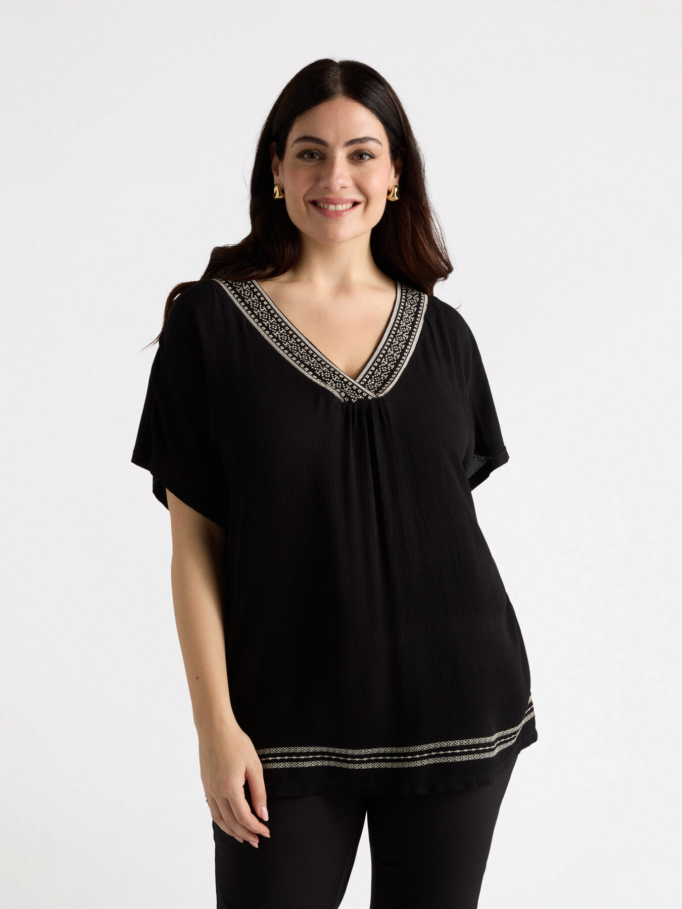 T-shirt with ethnic embroidery image number 0