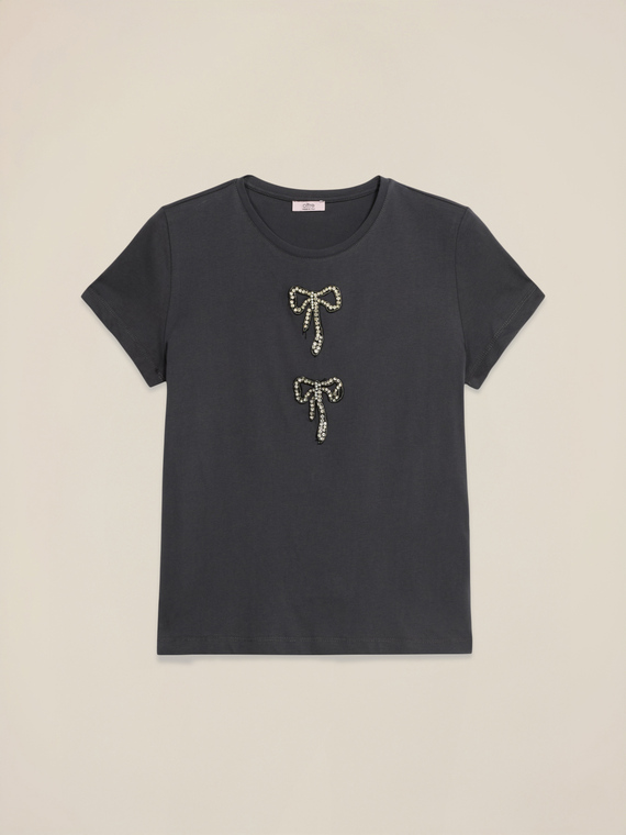 T-shirt con charms gioiello