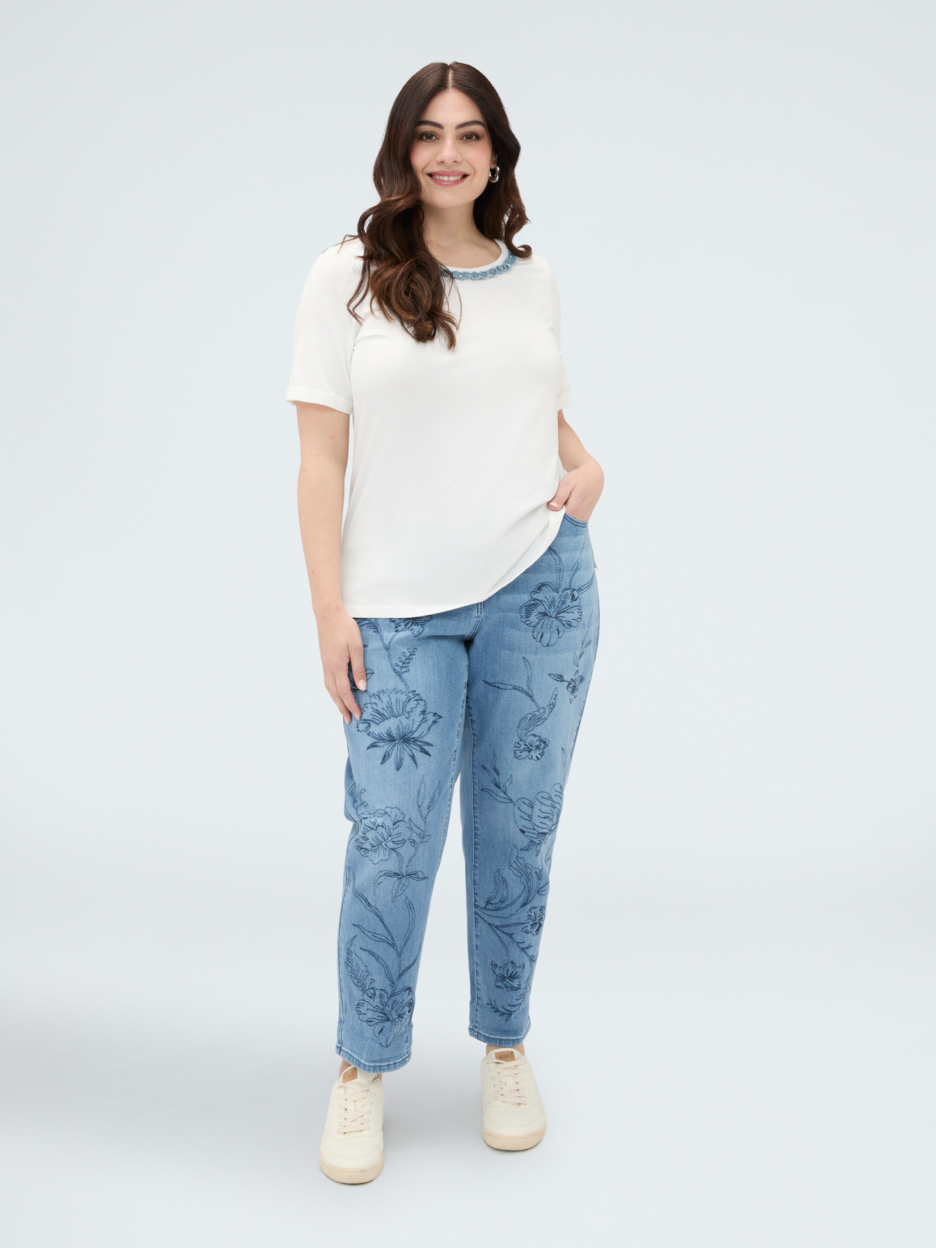 T-shirt en coton avec application sur l'encolure image number 2
