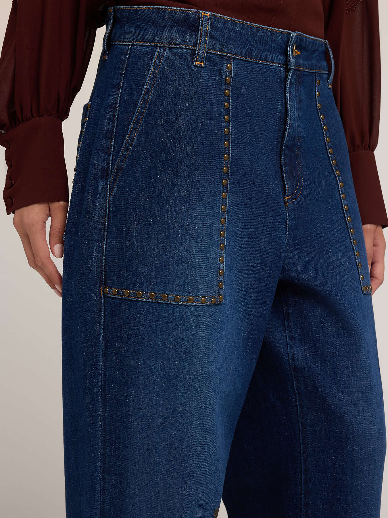 Jeans mit Umschlag und Nieten image number 3