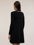 Kurzes Strickkleid mit kontrastfarbenen Kanten image number 1
