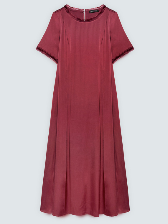 Robe ligne A en satin d&eacute;tails effiloch&eacute;s