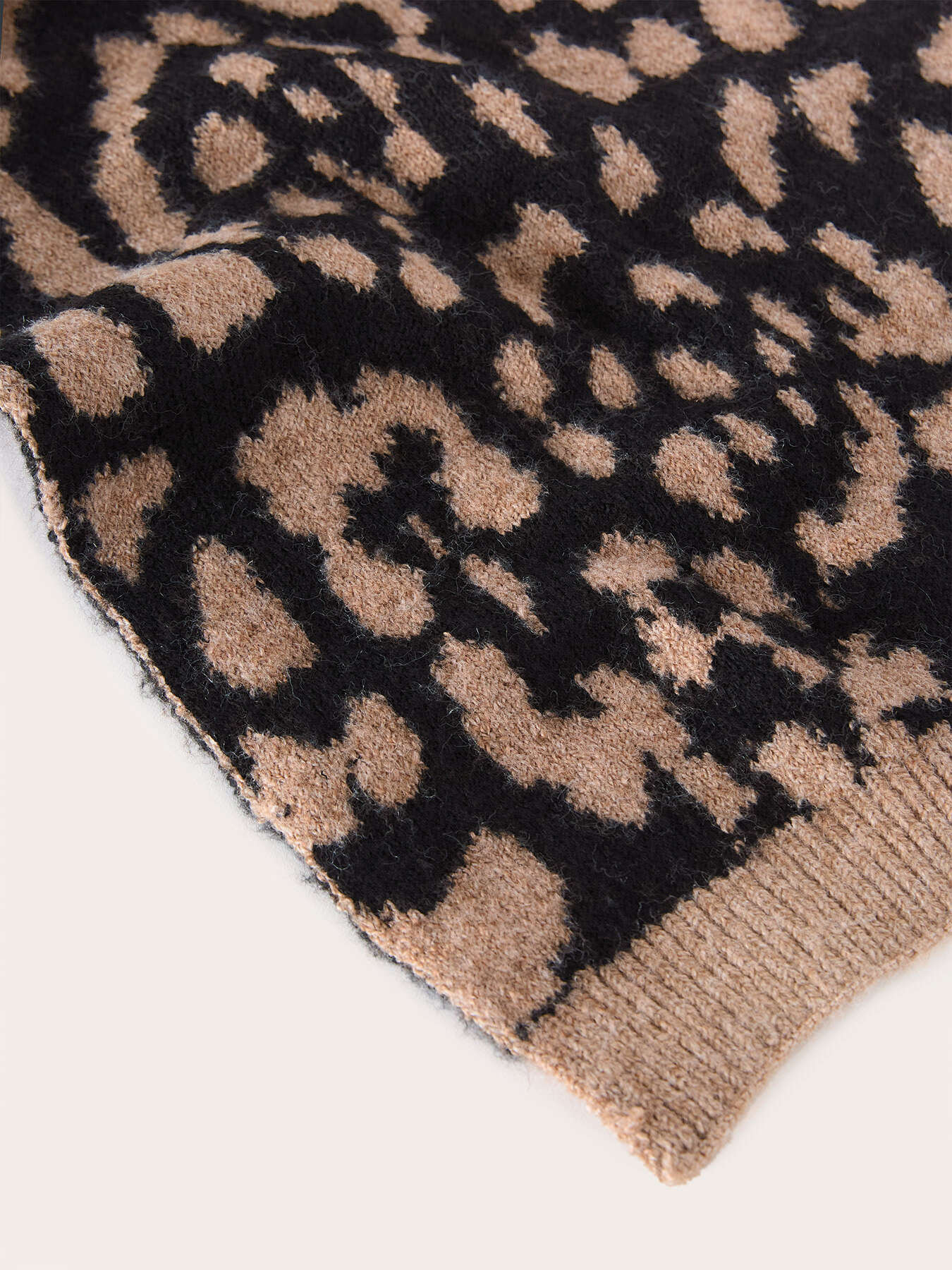 Animal print scarf and hat set image number 3