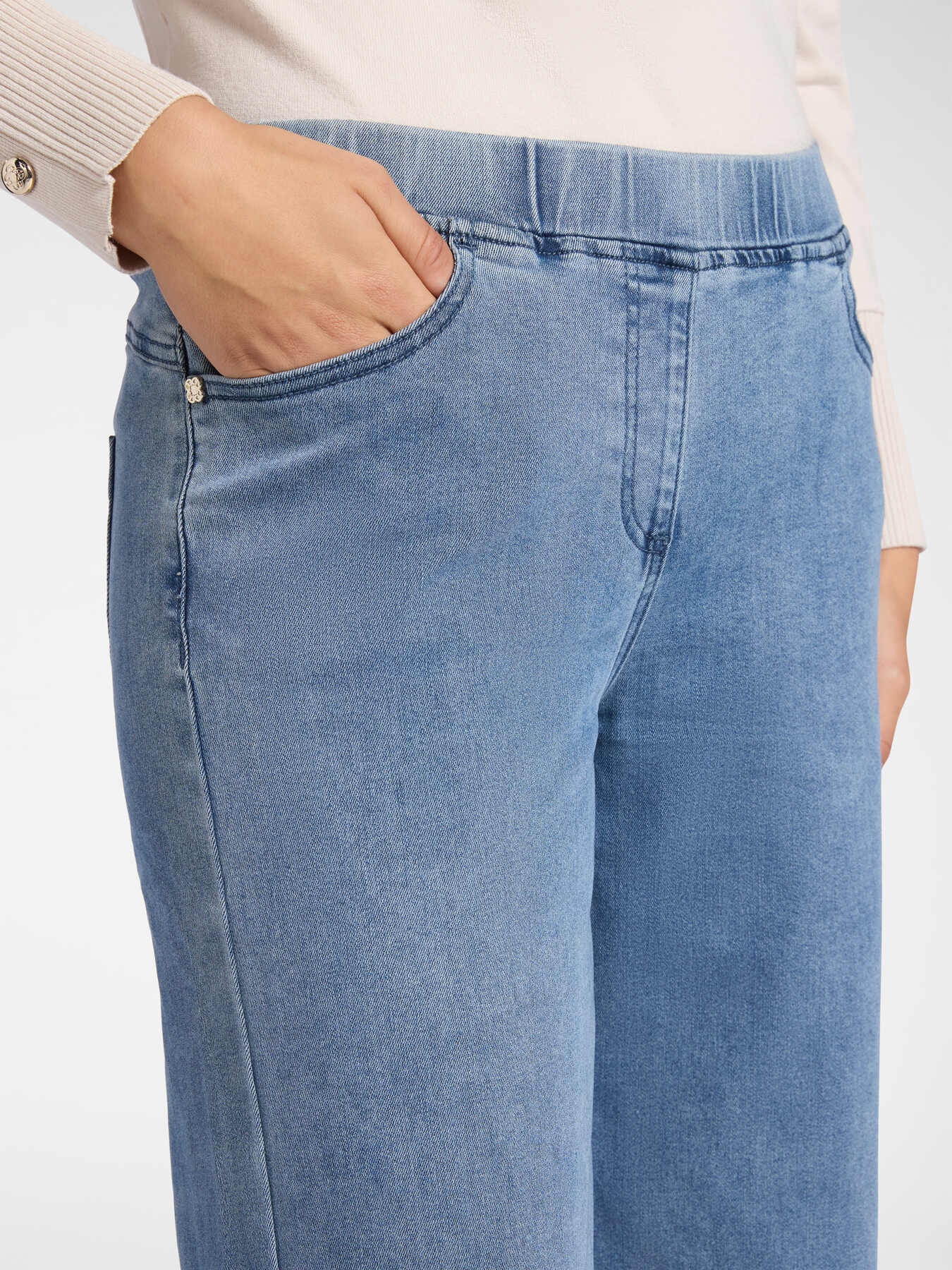 Wide-leg pull-on jeans image number 3