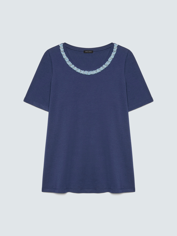 T-Shirt aus Baumwolle mit Applikation am Ausschnitt