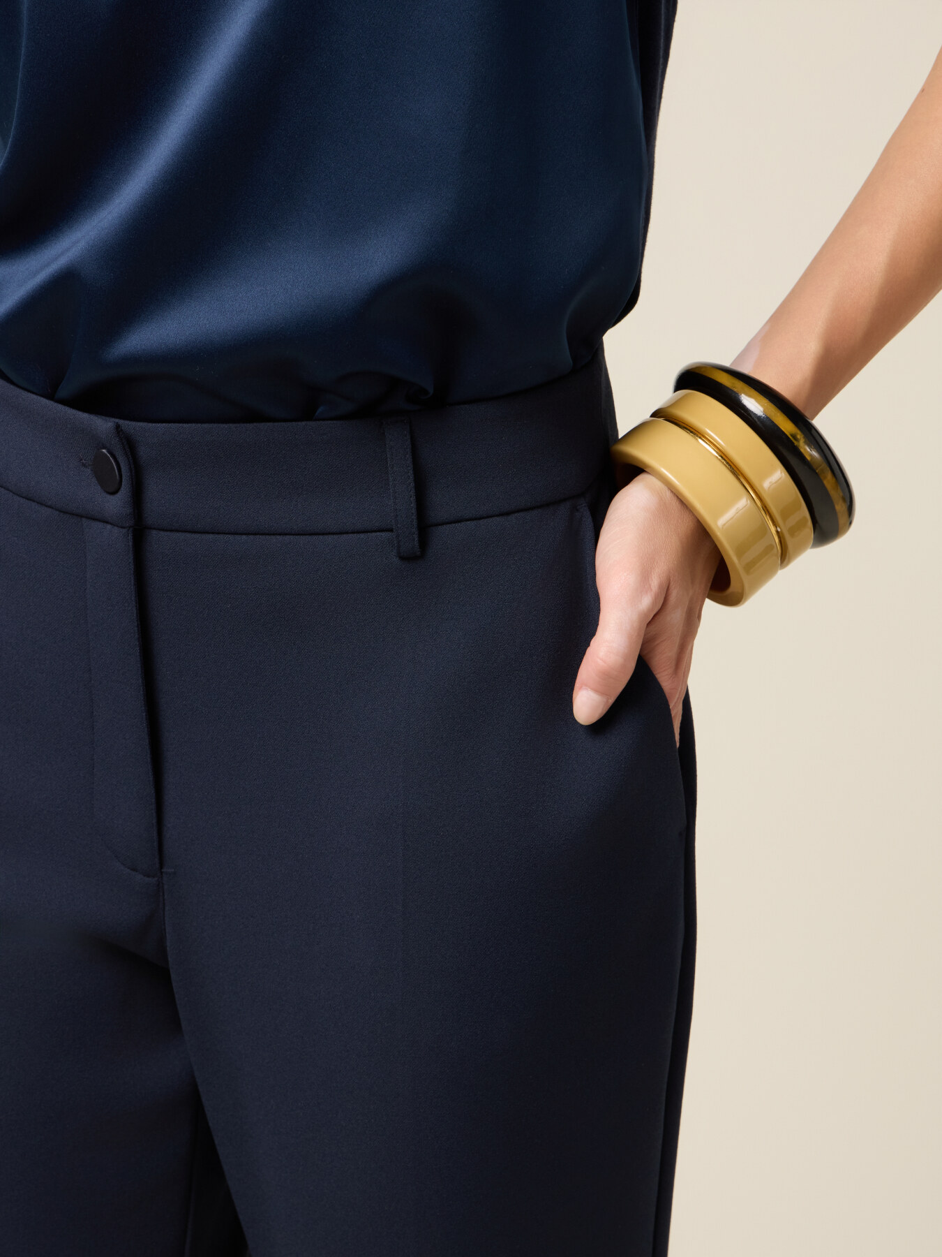 Pantaloni cropped in tessuto cr&ecirc;pe image number 3