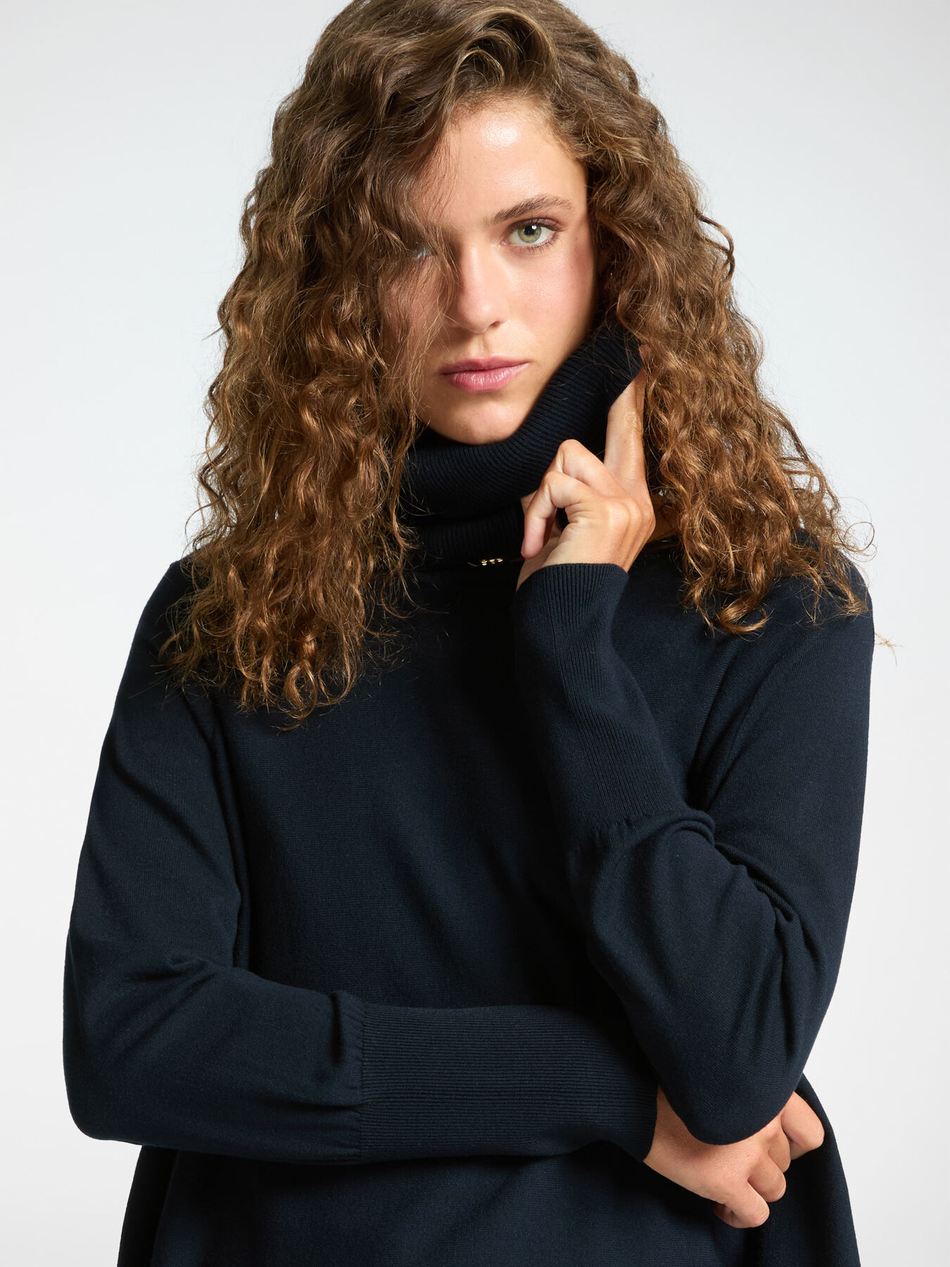 Loose-fitting sweater with detachable collar image number 3