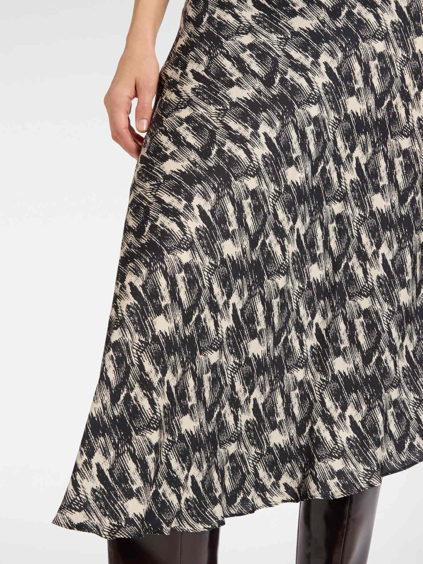 Printed skirt with asymmetrical hem image number 3