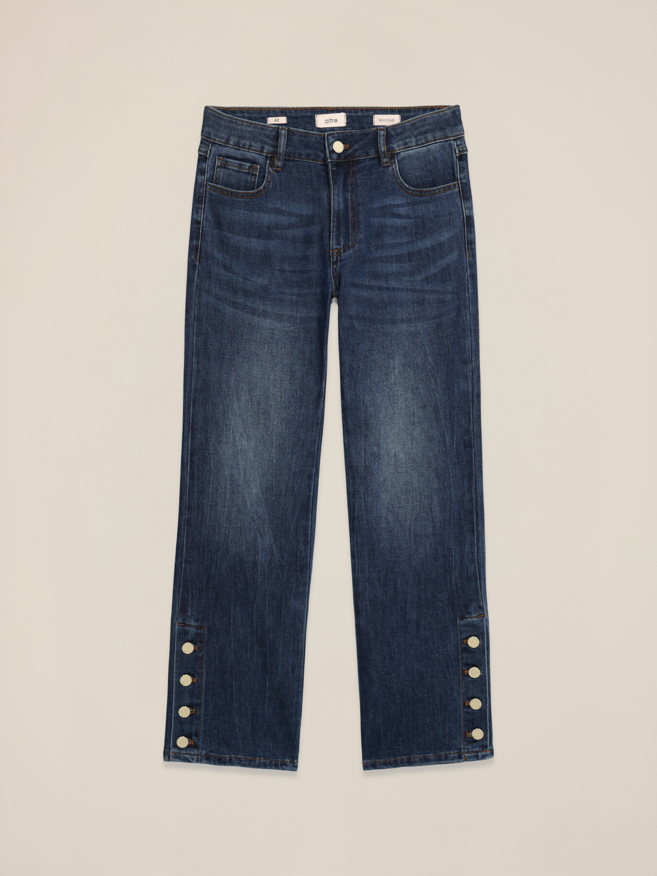 Jeans regular con bottoni decorativi image number 0