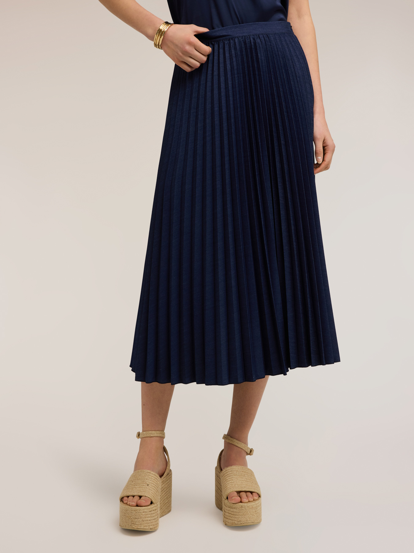 Pleated skirt image number 2