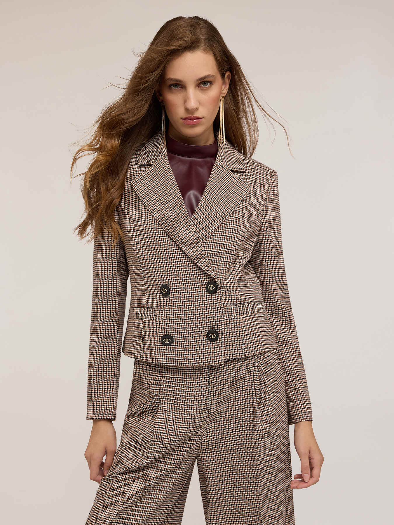 Short double-breasted check-patterned jacket image number 0