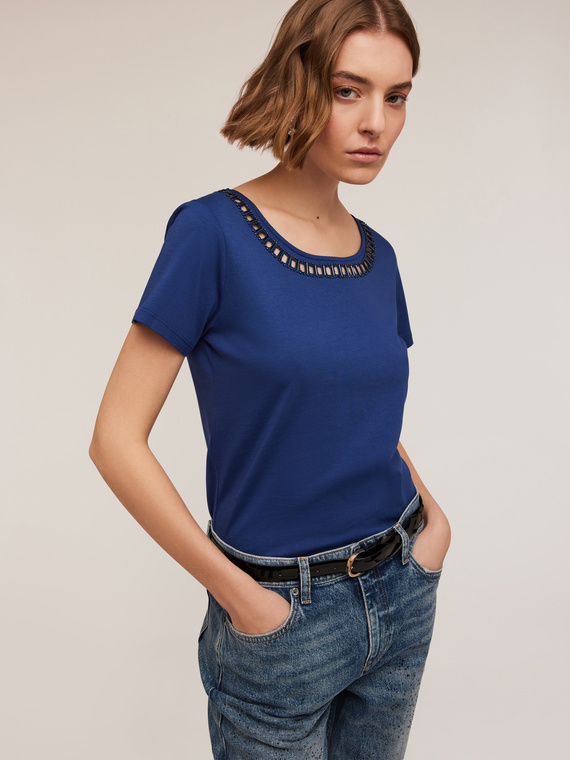 T-shirt con scollatura ricamata