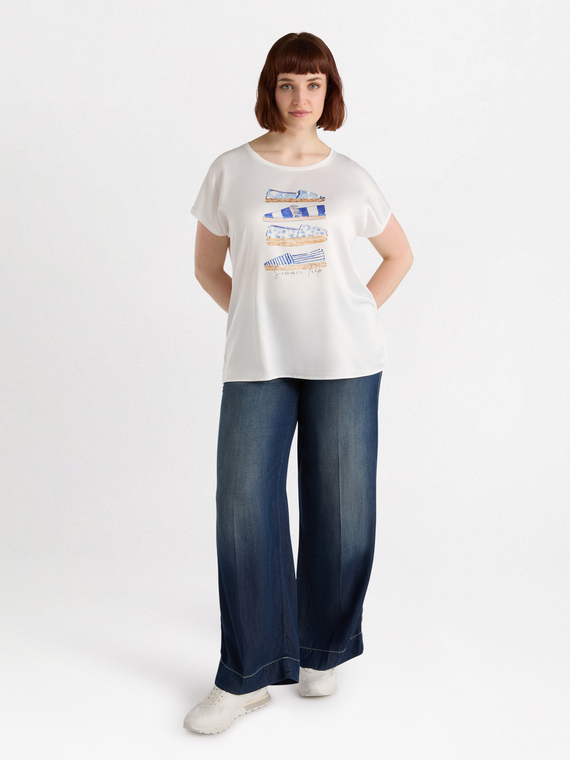 T-shirt with embroidered print