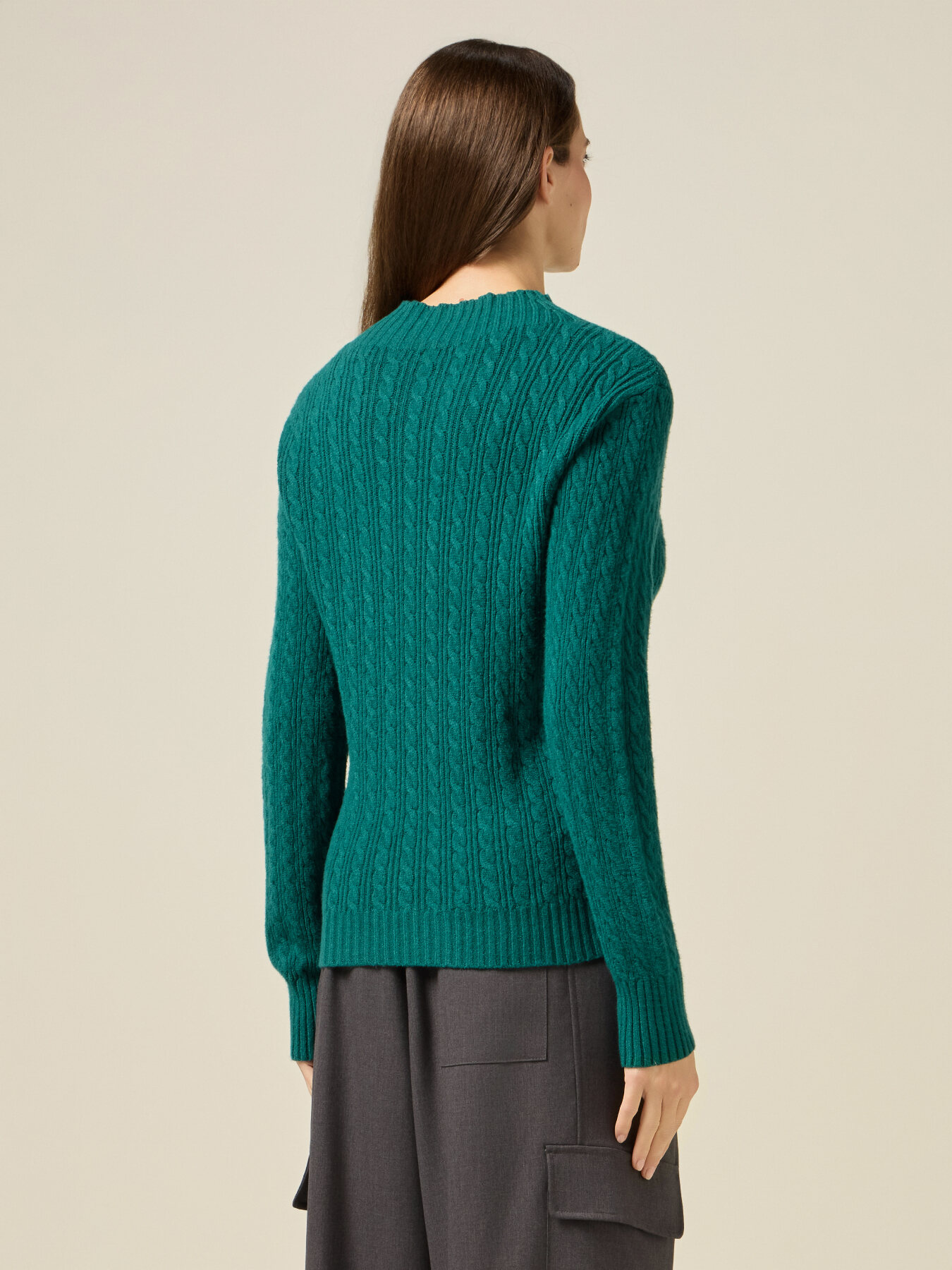 Jersey de cuello alto trabajado con trenzas image number 1